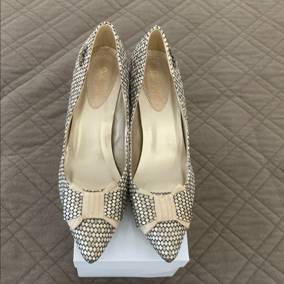 ModCloth Gold Bow Heels Size 40 - Picture 9 of 17